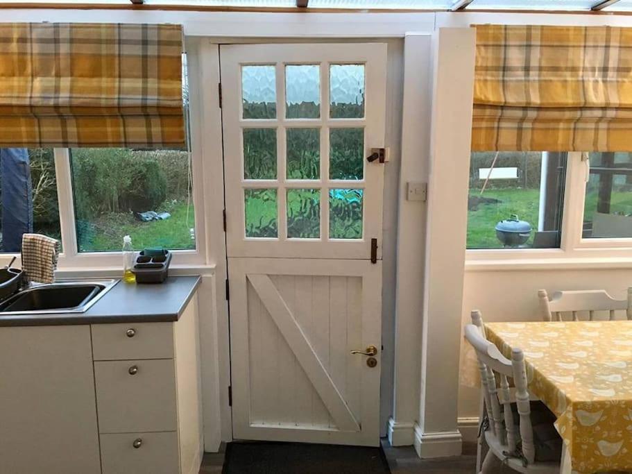 Daffodil House , West Wales แลนโดเวรี ภายนอก รูปภาพ