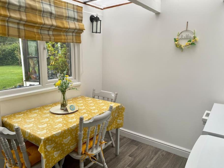 Daffodil House , West Wales แลนโดเวรี ภายนอก รูปภาพ